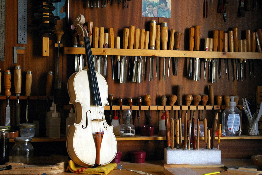 Josep Carbonell, luthier de Barcelona