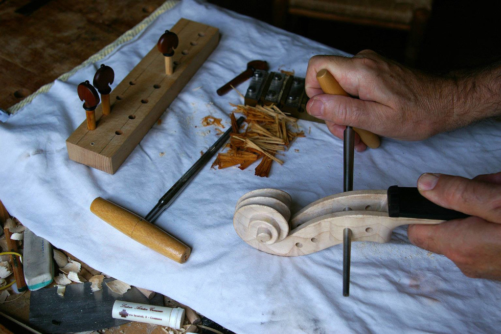 Josep Carbonell, luthier de Barcelona