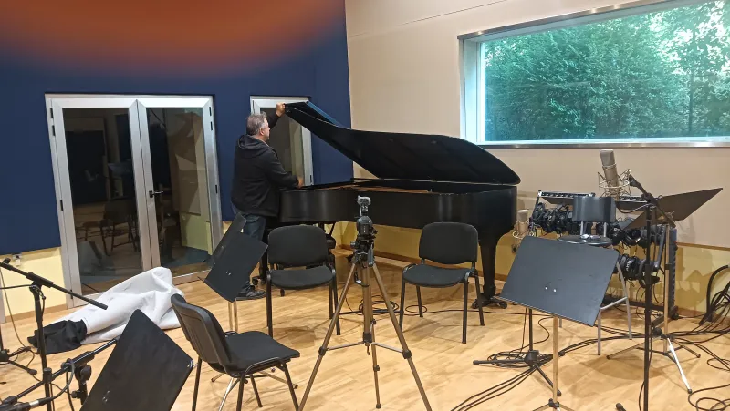 Toni Paris, Estudi 44.1