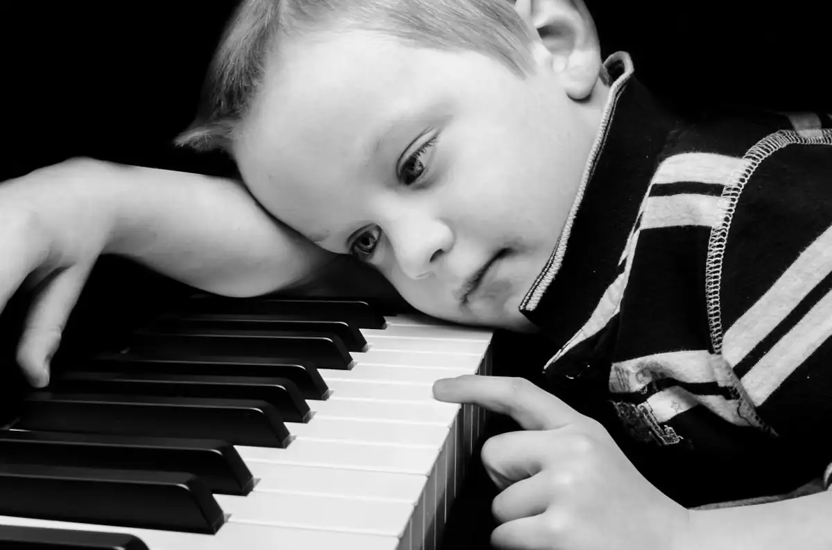 joven soñando encima de un piano